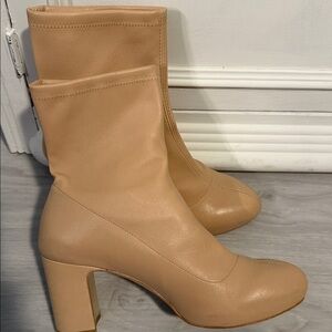 Stunning Butter Soft Leather Stuart Weitzman Beige Boots - 9.5